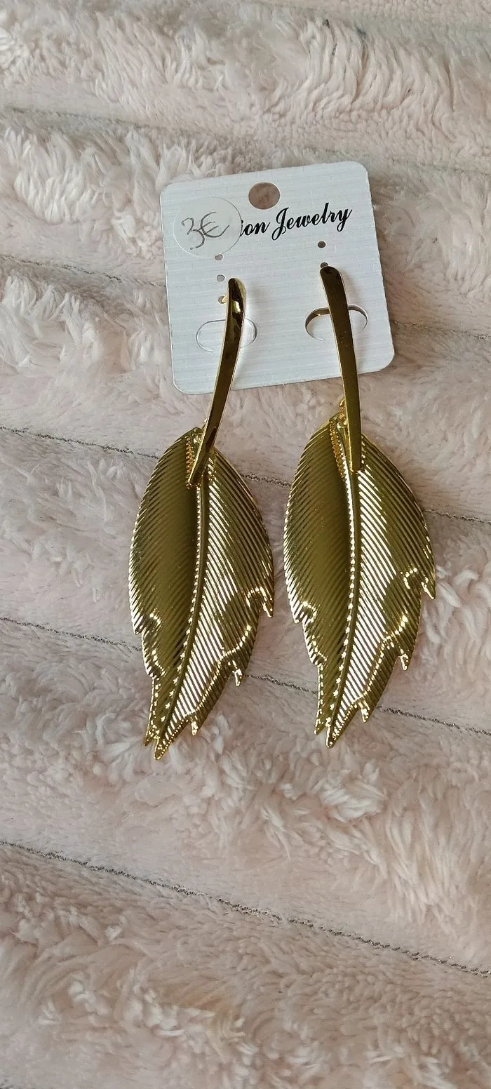Paire de boucles d'oreilles toute neuve 