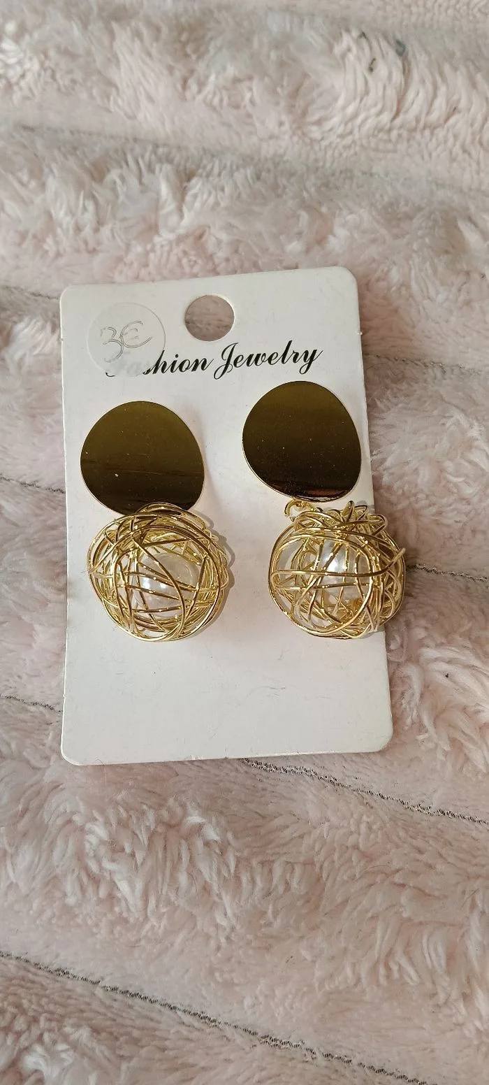 Paire de boucles d'oreilles toute neuve 
